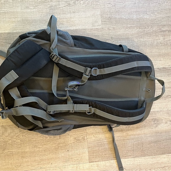 MOUNTAINTOP 40L Hiking Backpack with Rain Cover - Picture 2 of 3